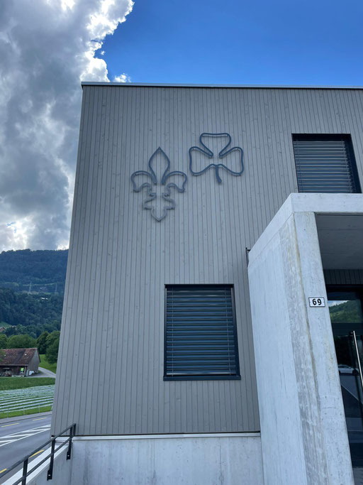 Die Lilie repräsentiert die Knaben und Männer, das Kleeblatt die Mädchen und Frauen unseres Verbandes.