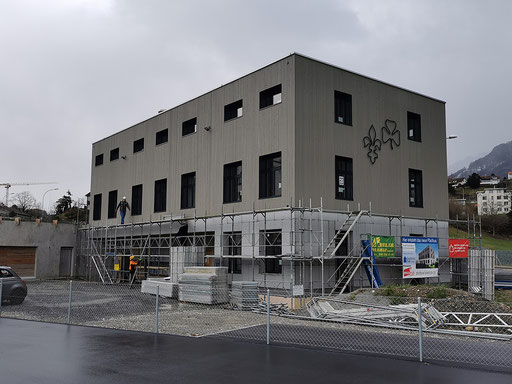 Das Fassadengerüst ist weg - das neue Pfadihus ist sichtbar