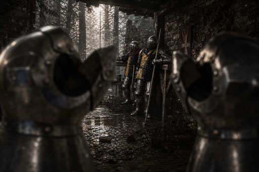 Buhurt-Kämpfer in historisch inspirierter Rüstung im Wettkampf