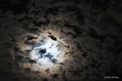 いわし雲の十五夜①（2015年9月27日20時頃）