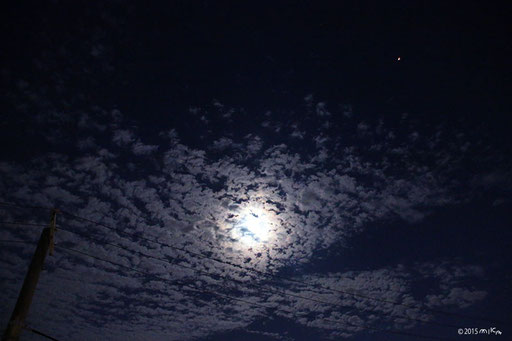 いわし雲の十五夜②（小さな光は飛行機）2015年9月27日20時頃