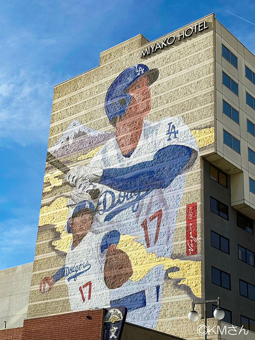 都ホテルロサンゼルスの大谷選手と山本選手の巨大壁画（埼玉県KMさん写真提供）