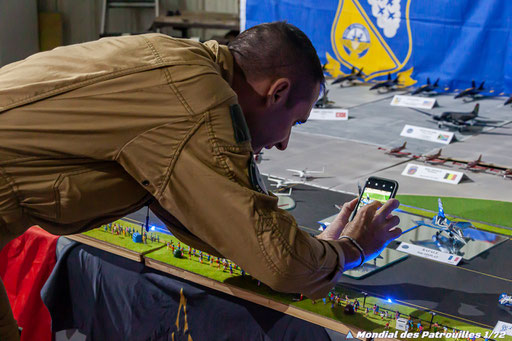 Marty  impressioné par son avion en maquette Rafale