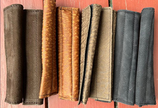 Lederloops für schmale Bügelriemen, mit Neopren Inlay, €30/Paar
