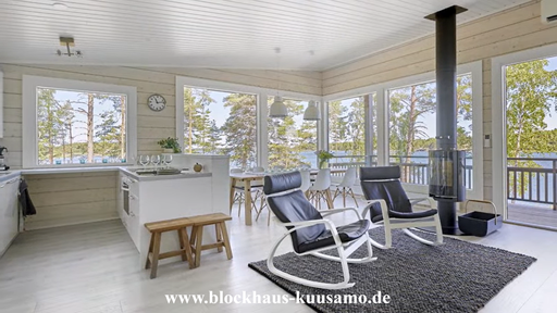 Wonzimmer mit Kamin im Blockhaus