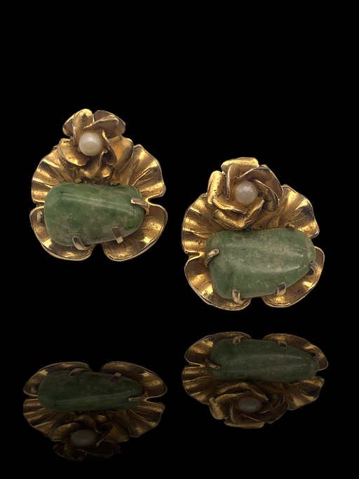 Very Nice water lily leaf with flower and Jade pebble Earrings - 1950s Italian clip-on earrings. - Art.693/5