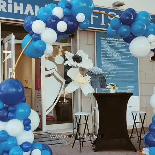 inaugurazione centro rihabilita aprilia con fiori giganti e palloncini