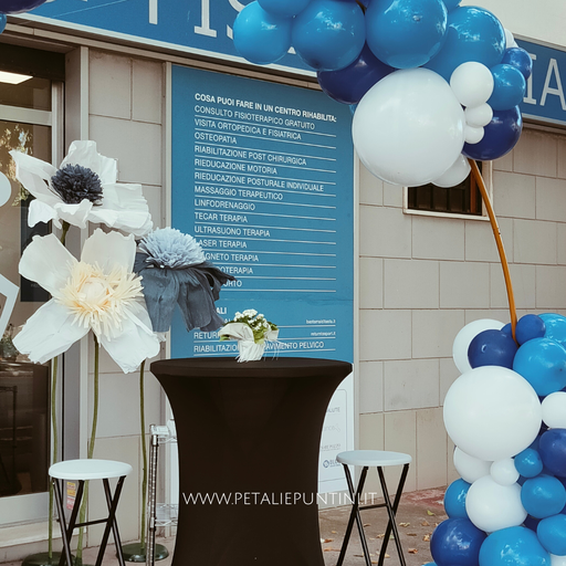 inaugurazione centro rihabilita aprilia con fiori giganti e palloncini