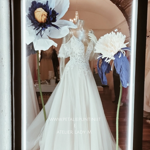 VETRINA NEGOZIO CERIMONIE CON FIORI GIGANTI PAPAVERI ROSSI VESTITO DA SPOSA
