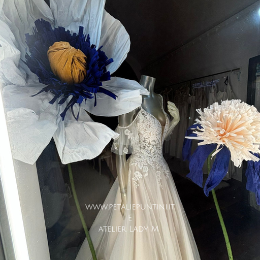 VETRINA NEGOZIO CERIMONIE CON FIORI GIGANTI PAPAVERI ROSSI VESTITO DA SPOSA