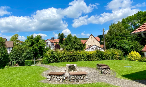 Vorplatz vom Dorfgemeinschaftshaus "Alte Schule" mit Blick zur Kirche und zum Schloss.