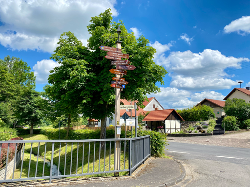 Der neue Schilderbaum in Lüderbach gegenüber der Bushaltestelle.
