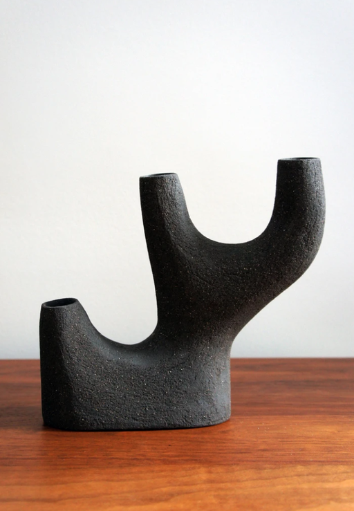  Aude Bray-Derperne -Genèse II Issue de la Collection II Sculpture en grès noir façonnée à la main. Environ 21x24 cm galerie d'art Côte d'Azur, Biot
