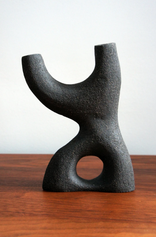  Aude Bray-Derperne - Genèse I Issue de la Collection II Sculpture en grès noir façonnée à la main. Environ 21 x 15 cm, galerie d'art Côte d'Azur, Biot