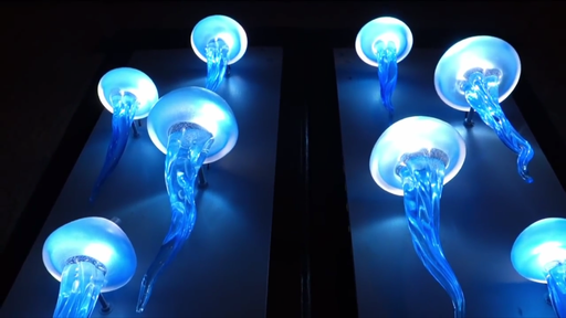 Nicolas Laty- Installation de méduses sur mur de Biot village-Verre soufflé- Galerie Gabel-Biot