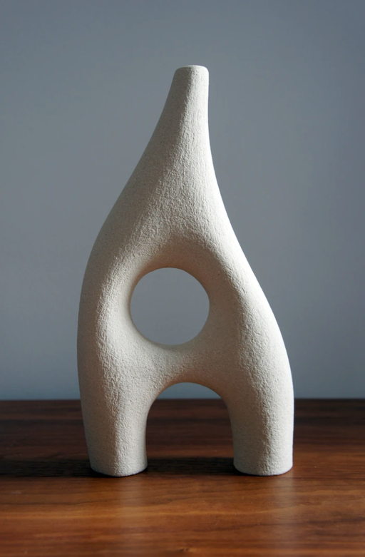  Aude Bray-Derperne -Attente (M)  Issue de la Collection II Céramique en grès blanc façonné à la main. Environ 33x18 cm,  galerie d'art Côte d'Azur, Biot