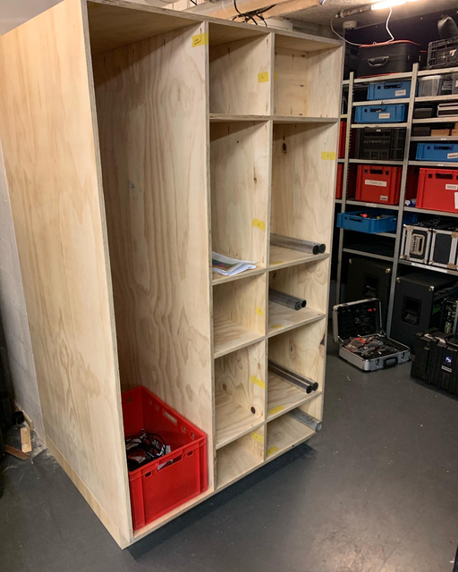 Techniek kast backstage Neushoorn