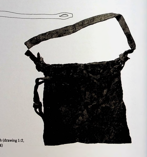 Début 14e siècle, cuir de cerf, Londres, 88mmX90mm. Dress Accessories, figure 228, p. 344-346.