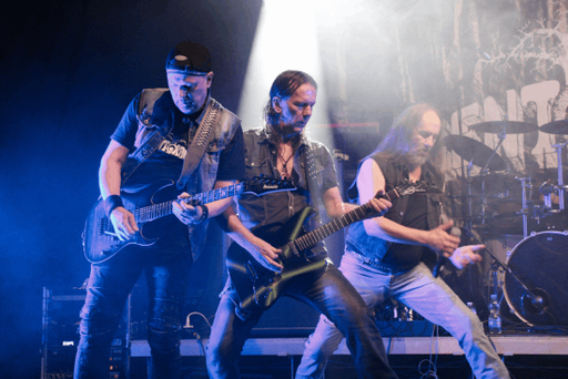 musiker beim gitarre spielen