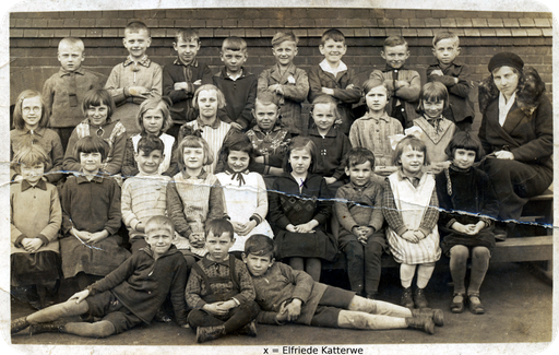 Klassenfoto mit Elfriede Katterwe