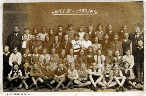 Klassenfoto mit Elfriede Katterwe 1936/7