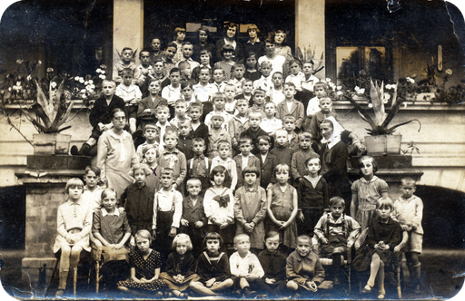 Klassenfoto mit Elfriede Katterwe