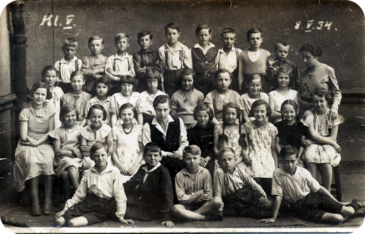 Klassenfoto mit Elfriede Katterwe