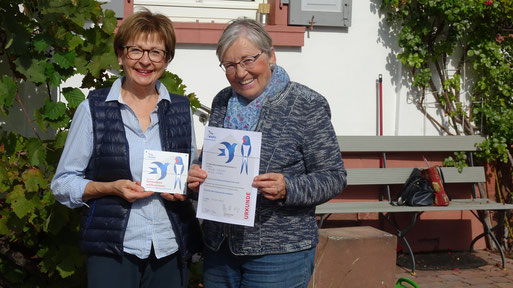 Überreichung von Urkunde und Plakette "Schwalbenfreundliches Haus" - links Frau Oßwald, rechts Ulrike Kraft-Alt, 1. Vorsitzende vom NABU Karlsbad/ Waldbronn (Foto: U. Kraft-Alt)