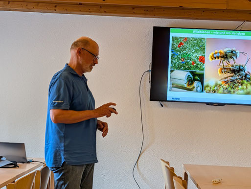 Martin Klatt, Wildbienenfachmann vom NABU, bei seinem Vortrag am 27.05.2026 (Foto: G. Franke)