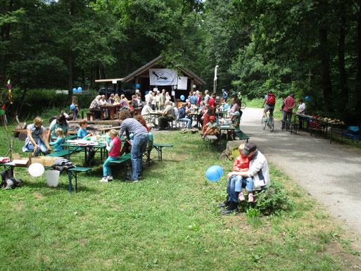 NABU-Fest - im Vordergrund der Basteltisch der NAJU-Kindergruppe (Foto: Ralph Langetepe)