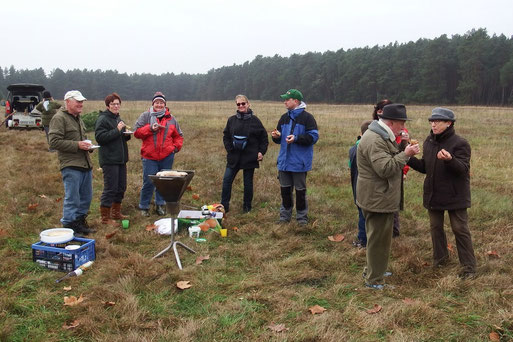 Am NABU-Arbeitseinsatz (Gehölzentfernung) nahmen am 07.12.2014  12 Mitglieder teil. Die Grillwurst schmeckten nach der Arbeit wie imme sehr gut! Foto: Bodo Rudolph