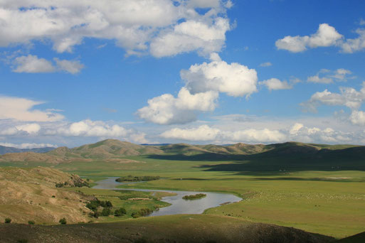 Jonas Ludwig und Partner berichteten am 10.11.2014 im Fontaneclub über zwei Reisen in die Mongolei. Das Foto zeigt die weite Landschaft in der Zentralmongolei. Foto: Dr. Beatrix Wuntke