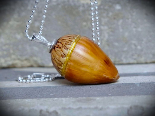 Haselnuss-Anhänger aus Naturmaterial mit Silberelementen als filigraner Naturschmuck