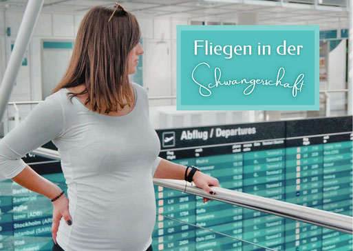 Schwangere Frau am Flughafen vor der Abflugstafel