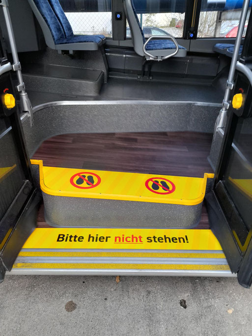 Treppe im Innenraum eines Bus