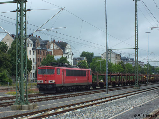 Mit einem Autoleerzug hat 155 097-9 sicher keine Mühe. Am 10. Juli 2014 zieht sie einen solchen durch Chemnitz Hbf.