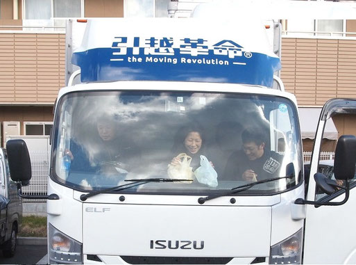コンビニの駐車場で昼食をとる３人。とても楽しそう。