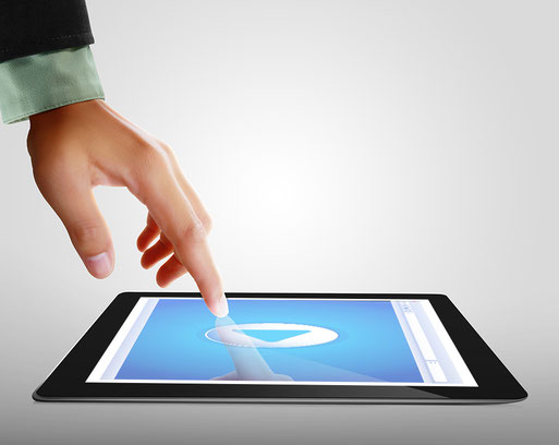 Mano reproduce video interactivo en tablet
