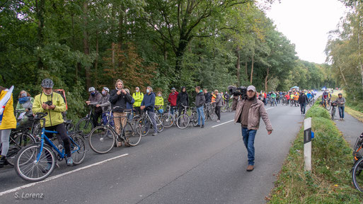 4. Oktober 2020: Wim Deekens von Gut Hahn (nicht im Bild) erläutert hier den Demonstranten die Zerstörung eines Teils seines Waldes und die bis zu 16 m hohe Brückenkonstruktion für die Autobahn über die Kreisstrasse