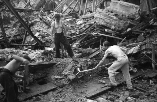 Generalmusidirektor Karl Dressel rechts mit der Schippe an der Stadthalle - Foto Carl Pohlschmidt-ULB Münster