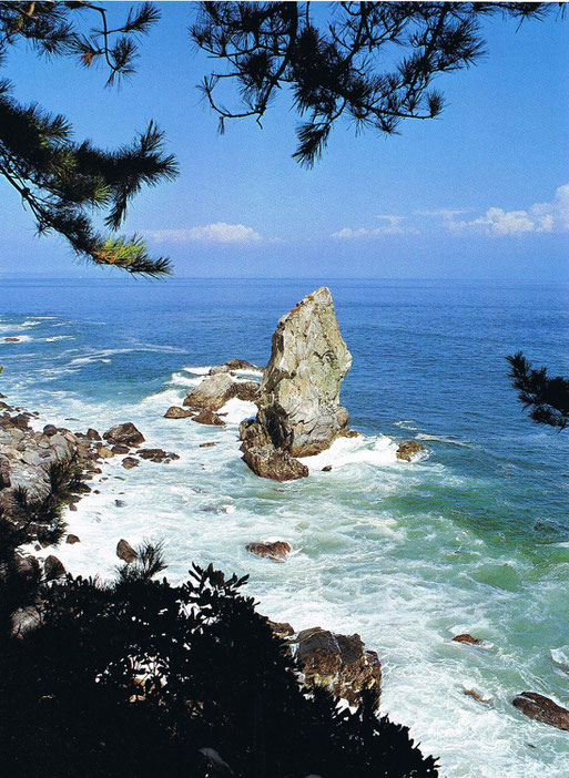 淡路島の南海上に浮かぶ沼島の奇岩「上立神岩」。この巨岩はイザナギ・イザナミが左右からまわって結婚した「天の御柱」と言い伝えられている。淡路島は海人族・物部氏の拠点の一つで男根信仰を彷彿とさせる。画像出典：『日本の神話1　天地創成（ぎょうせい）』より