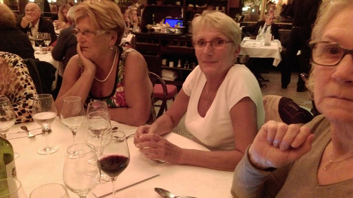 Les verres sont presque vides, ces Dames attendent la suite avec envie