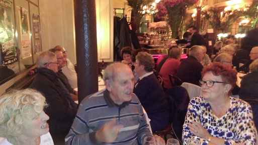 Il y a une bonne ambiance et l'animateur est joyeux comme toujours
