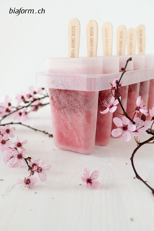biaform, Schweizer Blog, Erdbeereis, gesundes Eis, gesundes Glace, Erdbeerglace, Eis am Stiel selber machen, Blog Schweiz, Früchteeis, low carb ice, healthy icecream, Nicolas Vahé, selbst gemachtes Eis