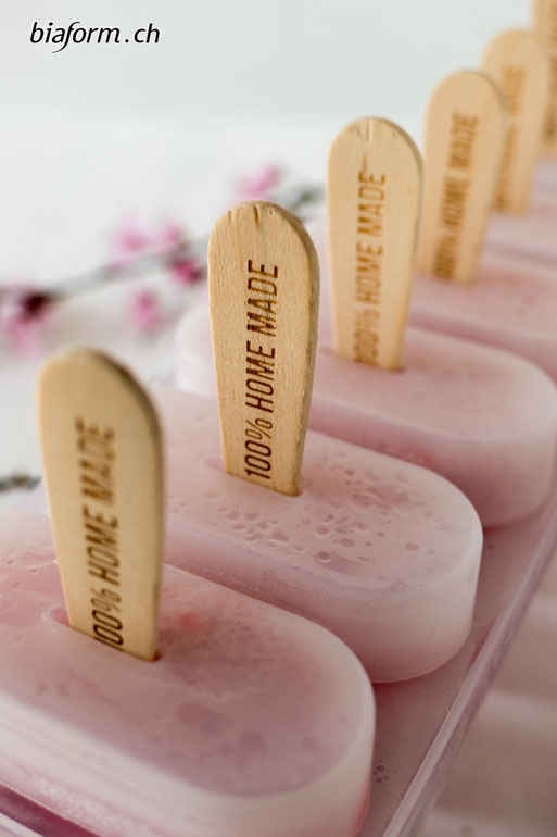 Erdbeereis, gesundes Eis, gesundes Glace, Erdbeerglace, Eis am Stiel selber machen, Früchteeis, Blog Schweiz, low carb ice, healthy icecream, Nicolas Vahé, selbst gemachtes Eis