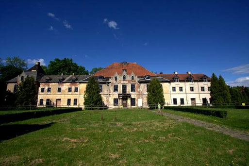 Das ehemals prunkvolle Schloss der Familie Lehndorf in Steinort (Foto: Axel Roschen)