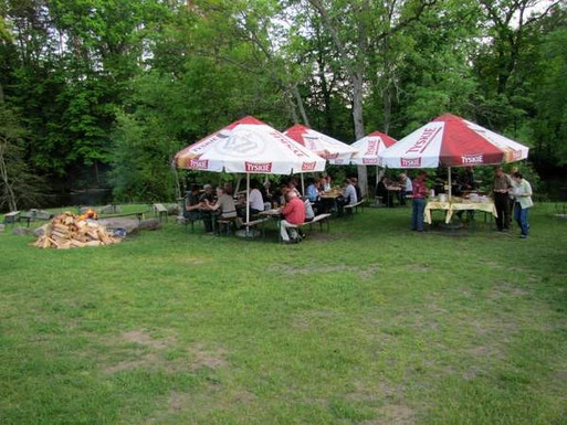 Abends gemeinsames Grillenauf der Hotelanlage direkt am Fluss