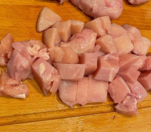 Fleisch in Würfel geschnitten