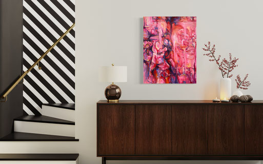 Abstract schilderij met levendige roze, paarse en rode tinten, hangt aan een muur in een modern ingerichte ruimte met een donkere houten kast en diagonale zwart-witte strepen op de trapachtergrond