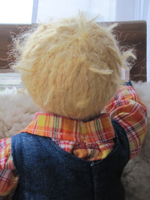 Hier sieht man schön Matzes Stoppelfrisur (aufgesticktes Mohair-Schurwollgarn mit hochstehenden Haarenden, die auch der vorigen Frisur nachempfunden ist)